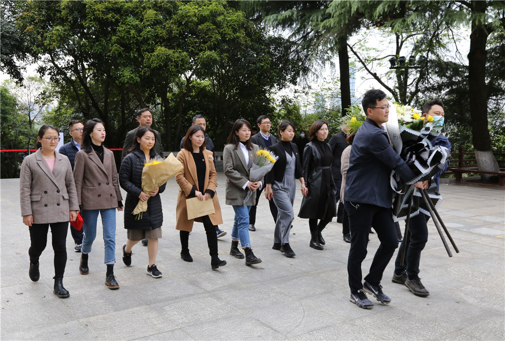 长江基金管理公司党委组织党员开展“清明祭英烈”活动