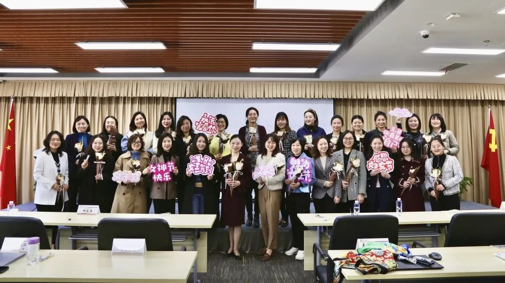 魅力提升 “礼”赢职场——长江基金管理公司开展“三八”妇女节商务礼仪培训活动